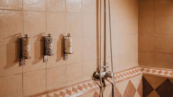 Ducha con cabezal de ducha de mano y grifo empotrado.