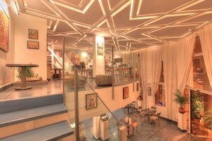 Se sirven desayunos y cocina local e internacional, con vista al jardín 