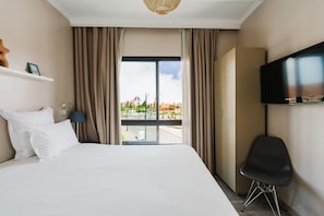 Minibar, in-room safe, individually decorated, rollaway beds - Amani Hotel Suites & Spa (Marrakech)