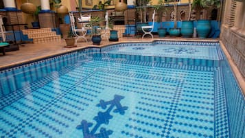 Una piscina al aire libre (de 09:00 a 19:00), sombrillas, tumbonas