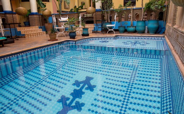 Outdoor pool, open 9:00 AM to 7:00 PM, pool umbrellas, pool loungers - Amani Hotel Suites & Spa (Marrakech)