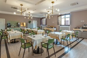 Dining - Accommodation Delia (Rome)