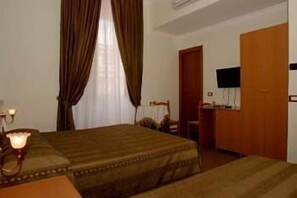 Triple Room | Minibar, in-room safe, alarm clocks - Accommodation Delia (Rome)