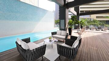 Utomhuspool och solstolar