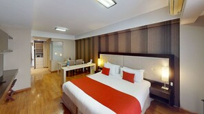 Ropa de cama de alta calidad y caja de seguridad en la habitación 
