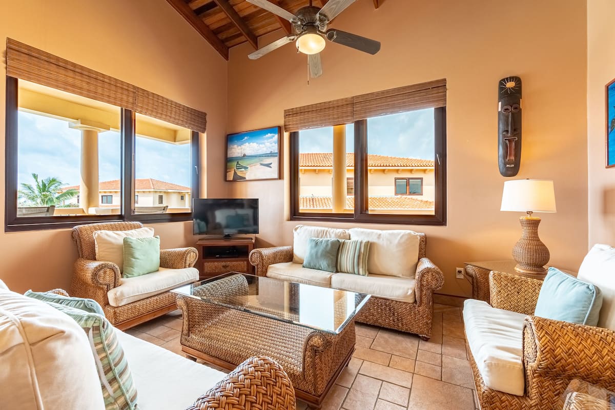 Suite, 2 habitaciones, 2 baños, vistas al mar | 1 dormitorio, caja fuerte, tabla de planchar con plancha y cuna de viaje