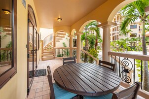 Honeymoon studio suite, aan het zwembad | Luxe beddengoed, een kluis op de kamer, een strijkplank/strijkijzer