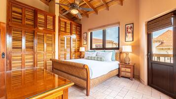 Suite supérieure, 2 chambres, 2 salles de bains, vue sur la mer | Literie de qualité, coffre-fort, fer et planche à repasser