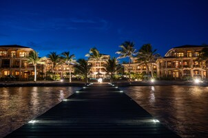 住宿正面 - 傍晚/夜晚