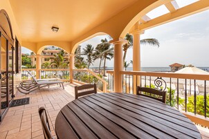 奢华套房, 2 间卧室, 海滨 | 高档床上用品、客房内保险箱、熨斗/熨衣板、免费 WiFi