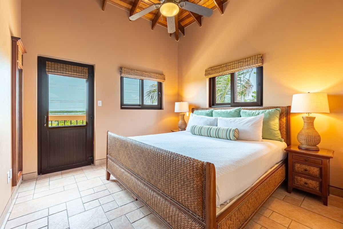 Villa, 1 habitación, vistas a la piscina | 1 dormitorio, caja fuerte, tabla de planchar con plancha y cuna de viaje