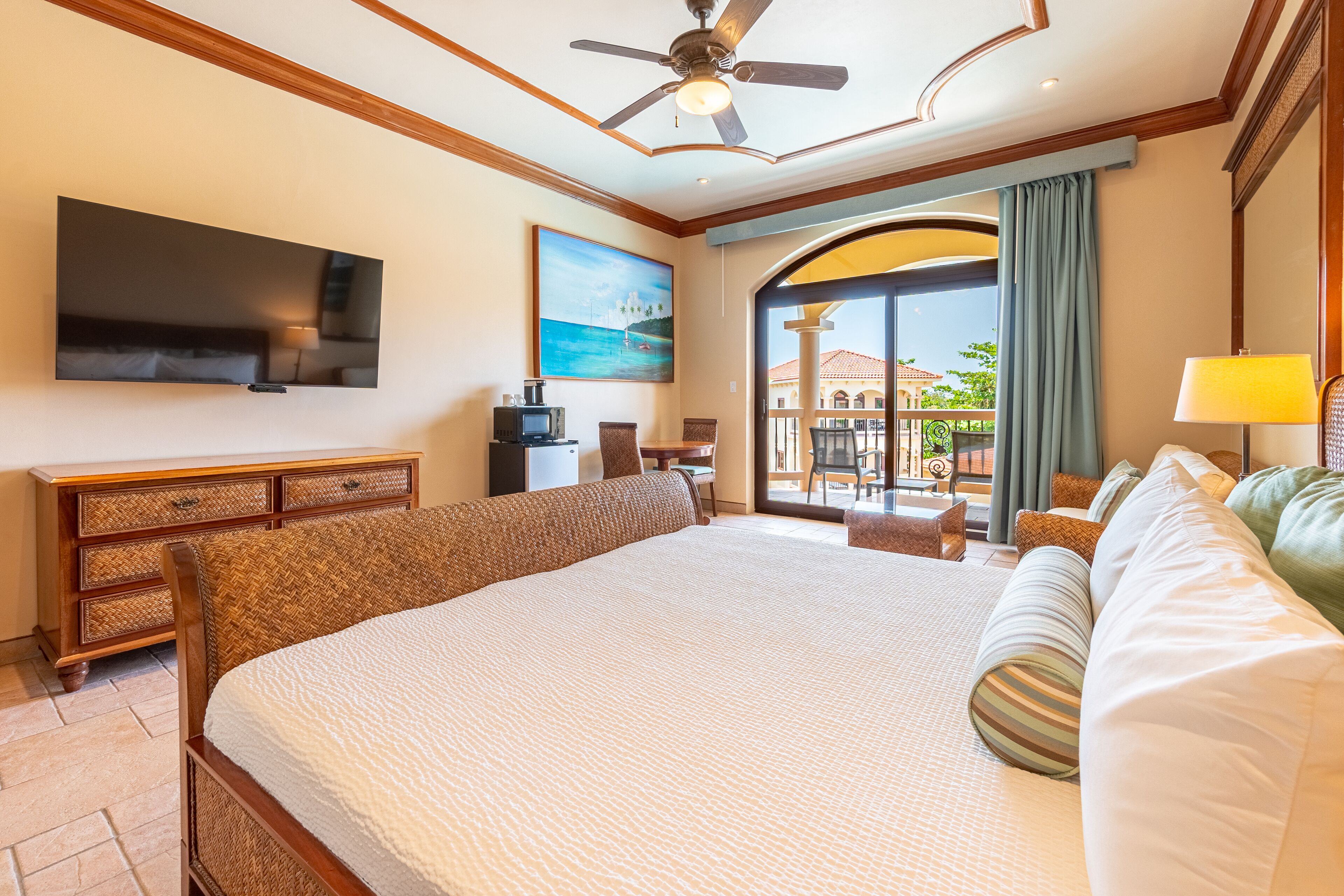 Standard Studio, 1 King Bed, Pool View