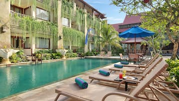 Kolam renang outdoor, dengan payung kolam renang dan kursi berjemur
