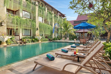 Outdoor pool, pool umbrellas, sun loungers