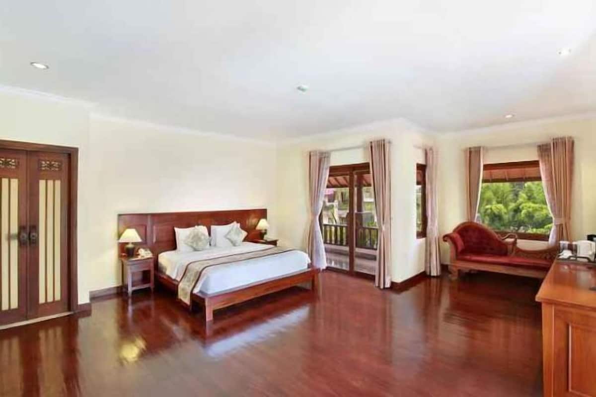Premium bedding, minibar, in-room safe, desk