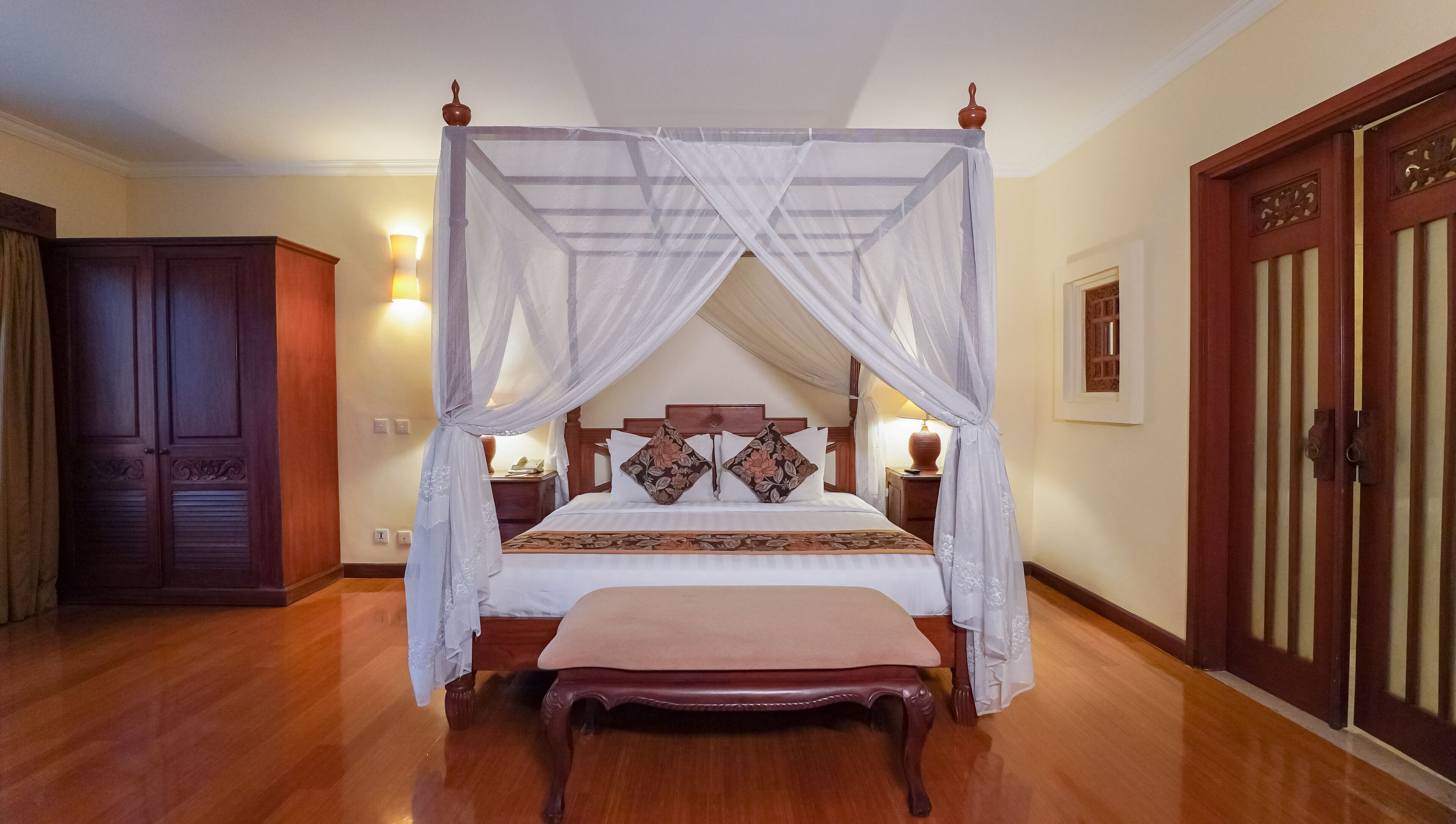 deluxe suite | premium bedding, minibar, in-room safe, desk