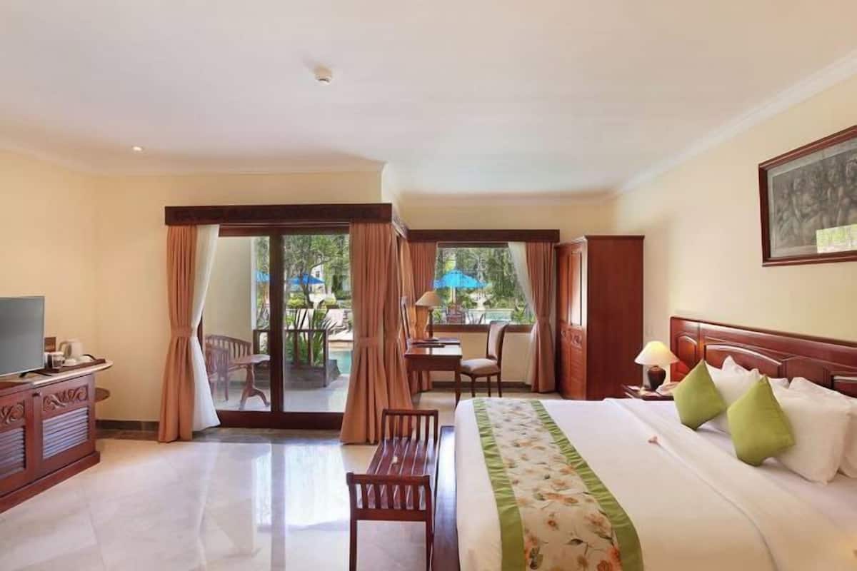 Premium bedding, minibar, in-room safe, desk