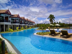 Hồ bơi ngoài trời