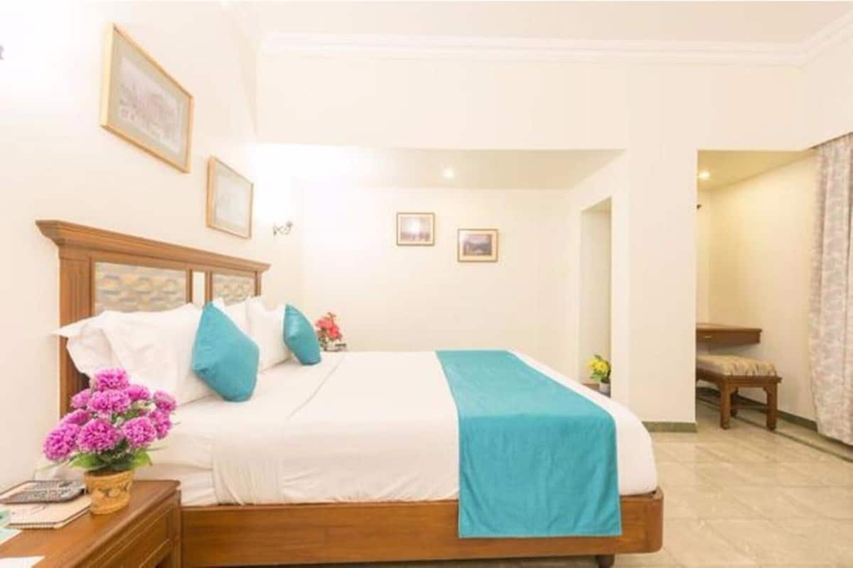 Roupas de cama antialérgicas, frigobar, cofres nos quartos, escrivaninha
