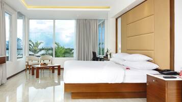 Hypo-allergenic bedding, minibar, in-room safe, desk