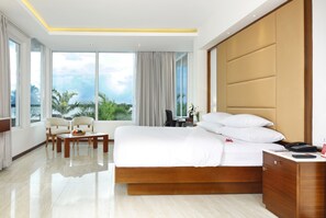 Hypo-allergenic bedding, minibar, in-room safe, desk - Ramada Resort by Wyndham Kochi (Kanayannur)