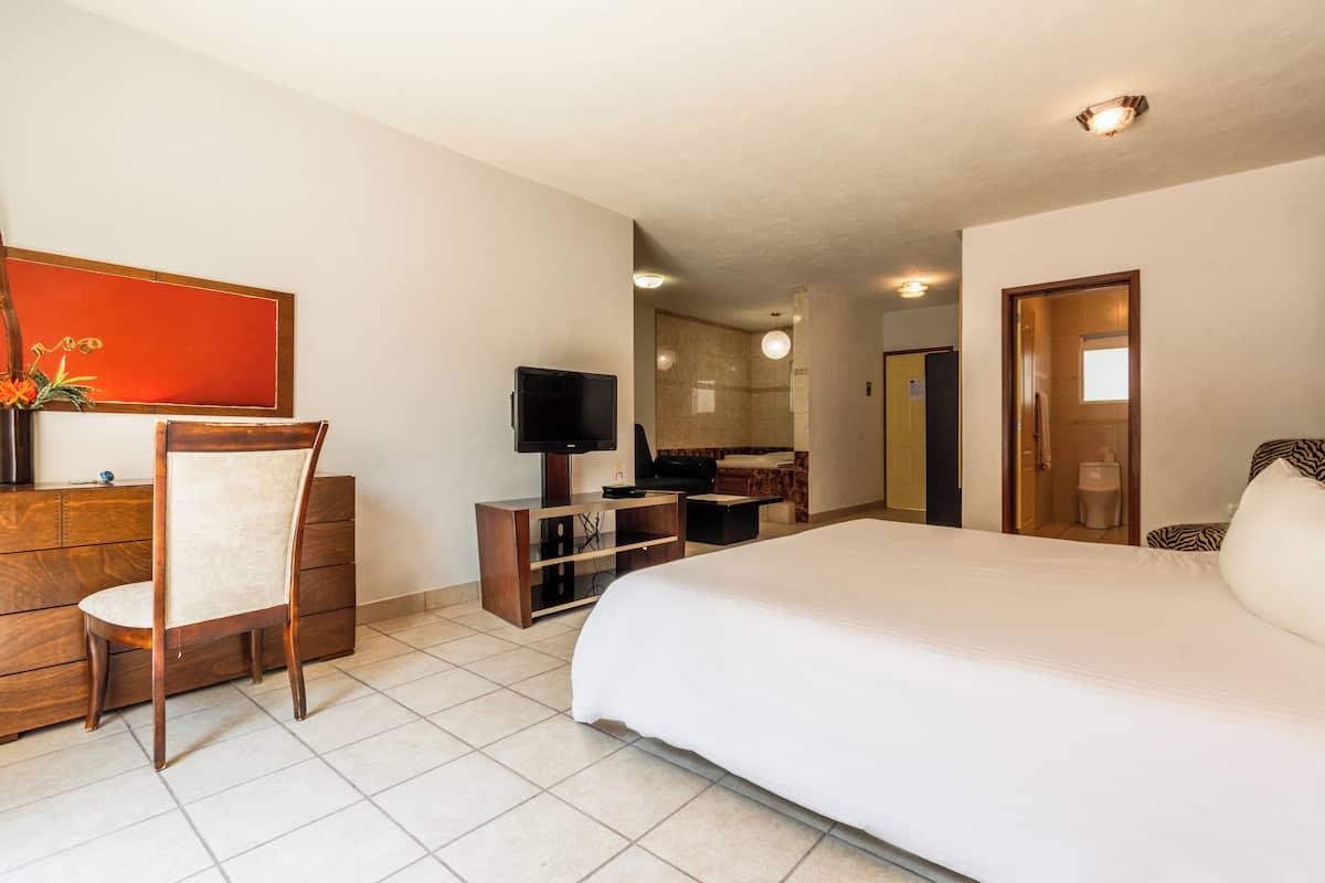 Luxe suite, 1 kingsize bed | 1 slaapkamer, een kluis op de kamer, beddengoed