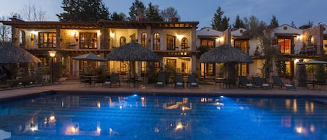 Una piscina al aire libre