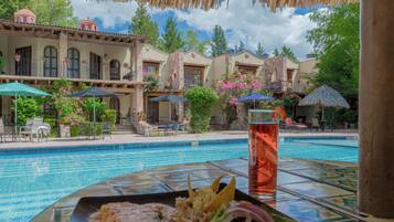 Se sirven desayunos, comidas, cenas y cocina internacional