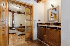Caja de seguridad en la habitación y ropa de cama 