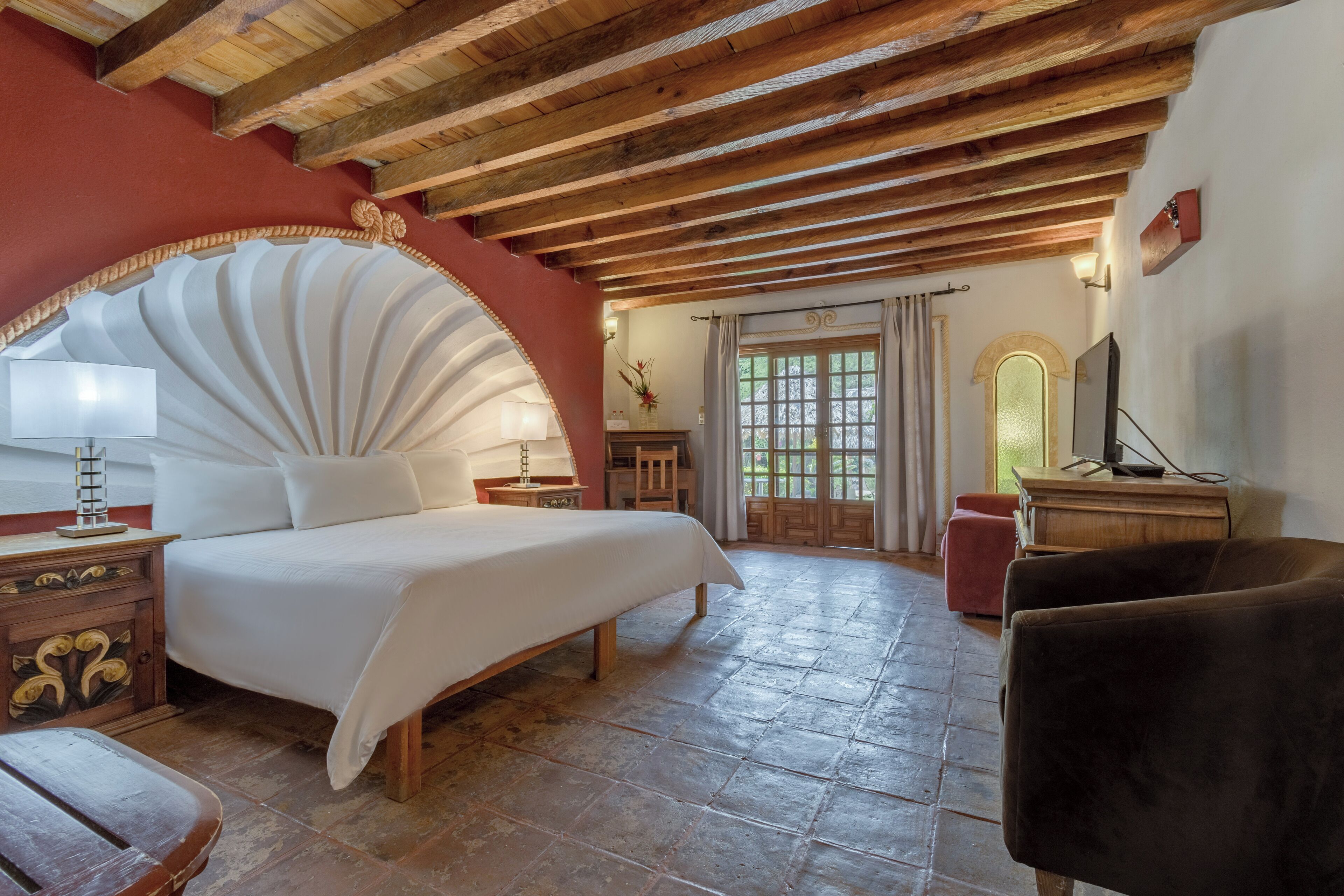 Standard Room, 1 King Bed | In-room safe, bed sheets