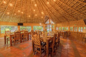 Café da manhã, almoço e jantar; culinária internacional 