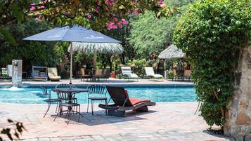 Standard Room, 1 King Bed | In-room safe, bed sheets