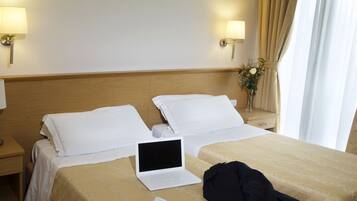 Minibar, brankas, meja kerja, dan kedap suara