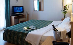 Minibar, coffres-forts dans les chambres, bureau, chambres insonorisées