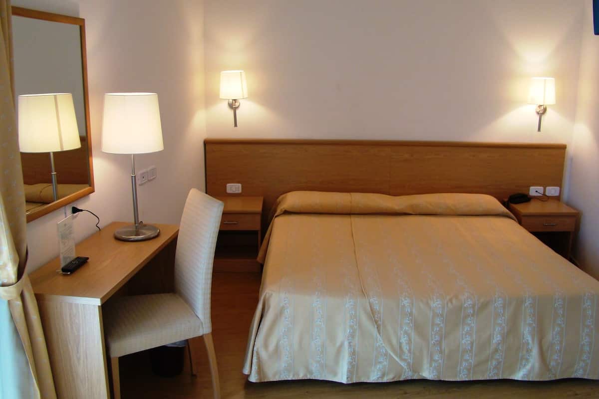 Comfort Triple Room | Minibar, in-room safe, desk, soundproofing