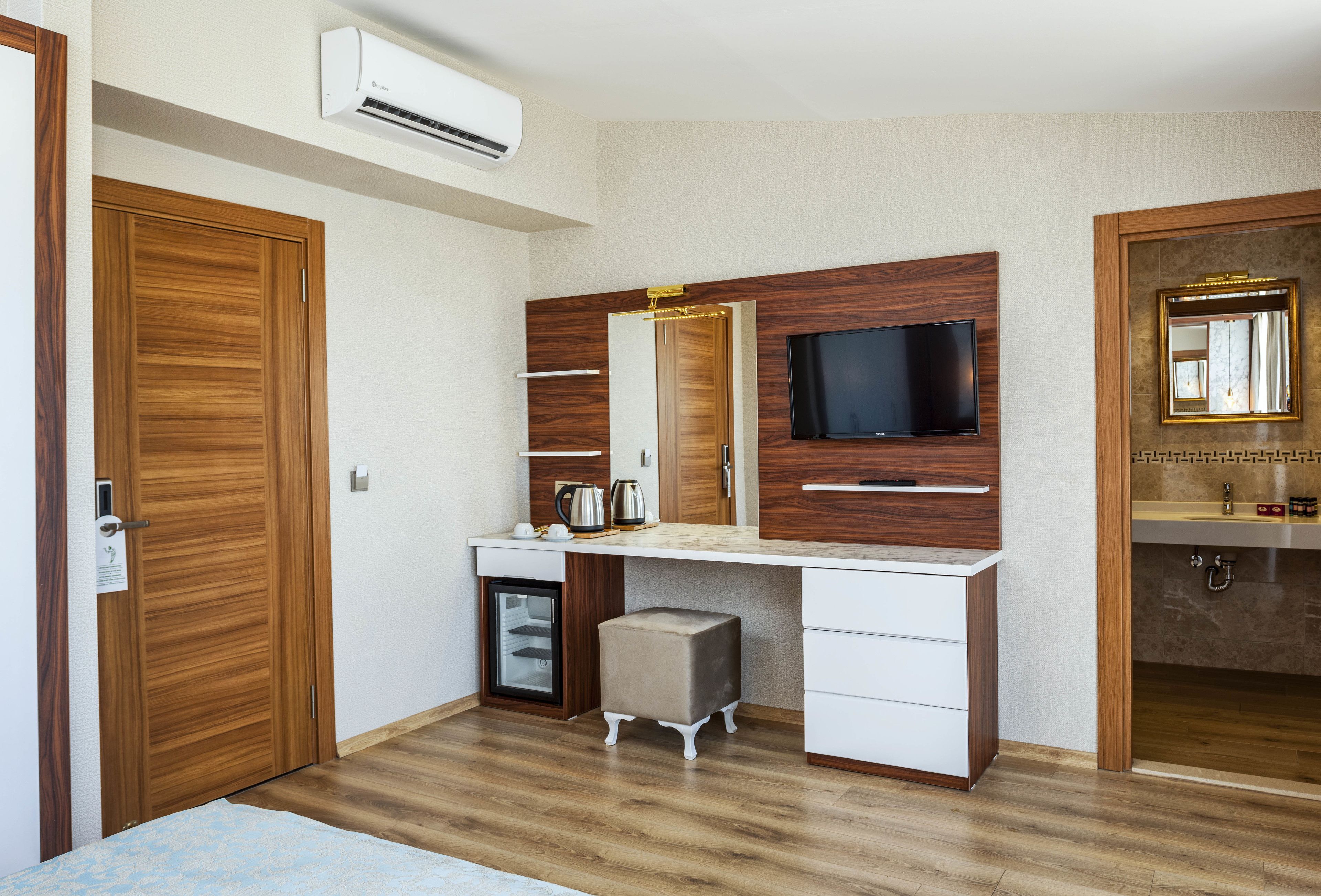 superior room | minibar, in-room safe, desk, free wifi