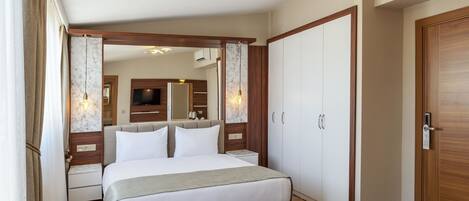 Un dormitorio con una cama grande, armario de madera y un espejo.