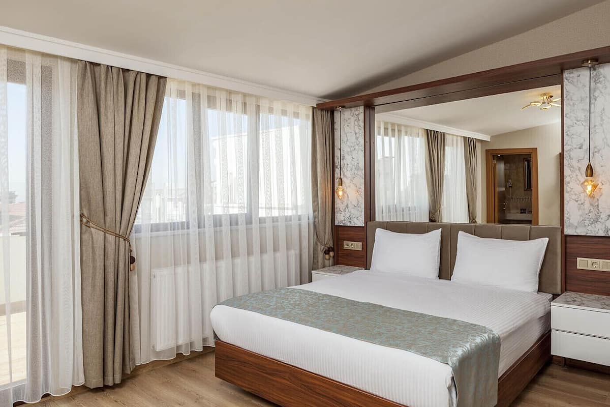 Quarto superior | Frigobar, cofres nos quartos, escrivaninha, Wi-Fi de cortesia