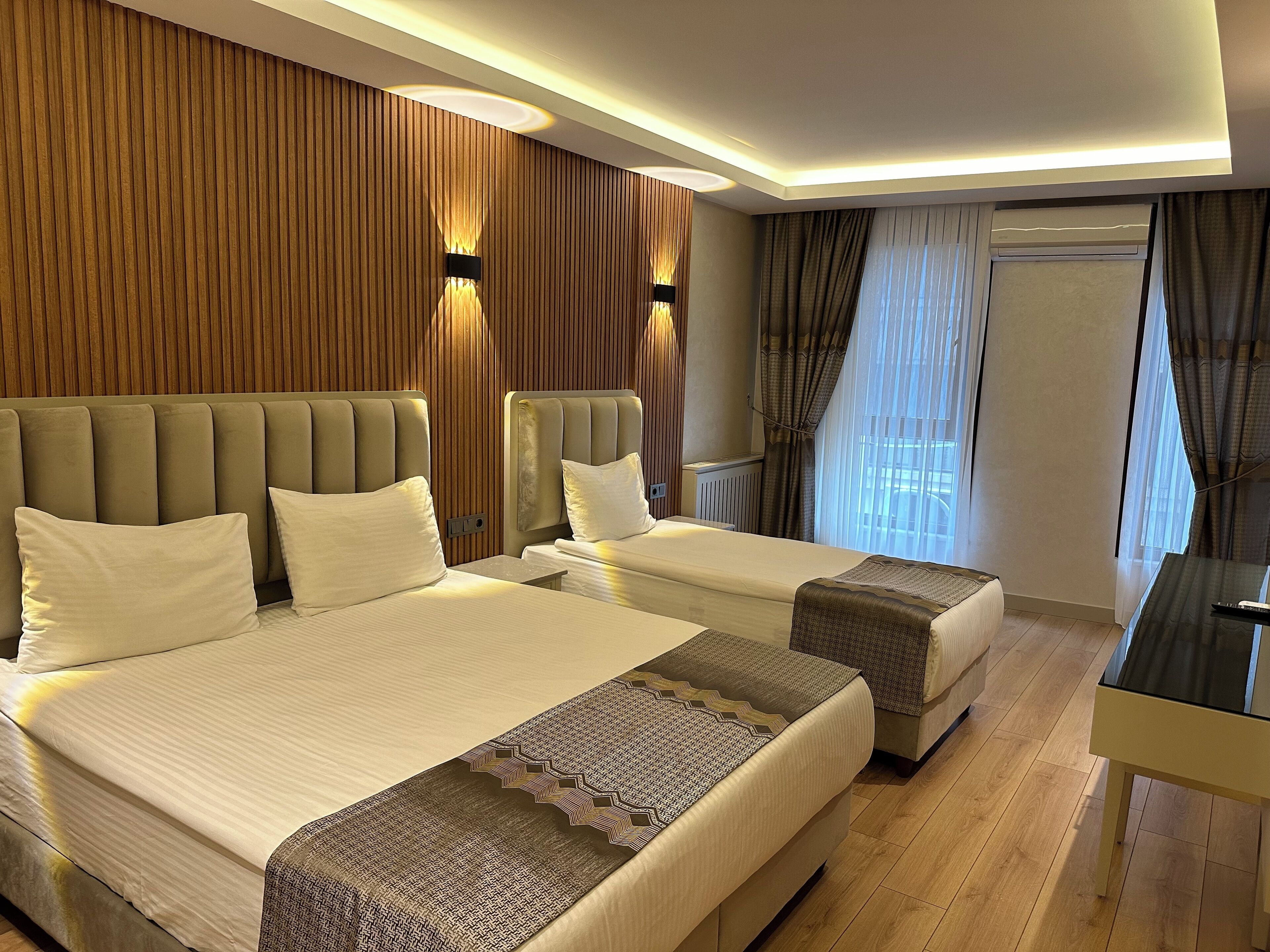 deluxe room | minibar, in-room safe, desk, free wifi