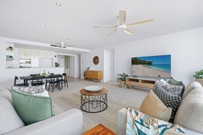 Decoración personalizada, muebles diferentes y escritorio 