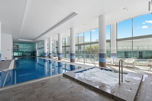 Piscina coperta, piscina all'aperto, lettini