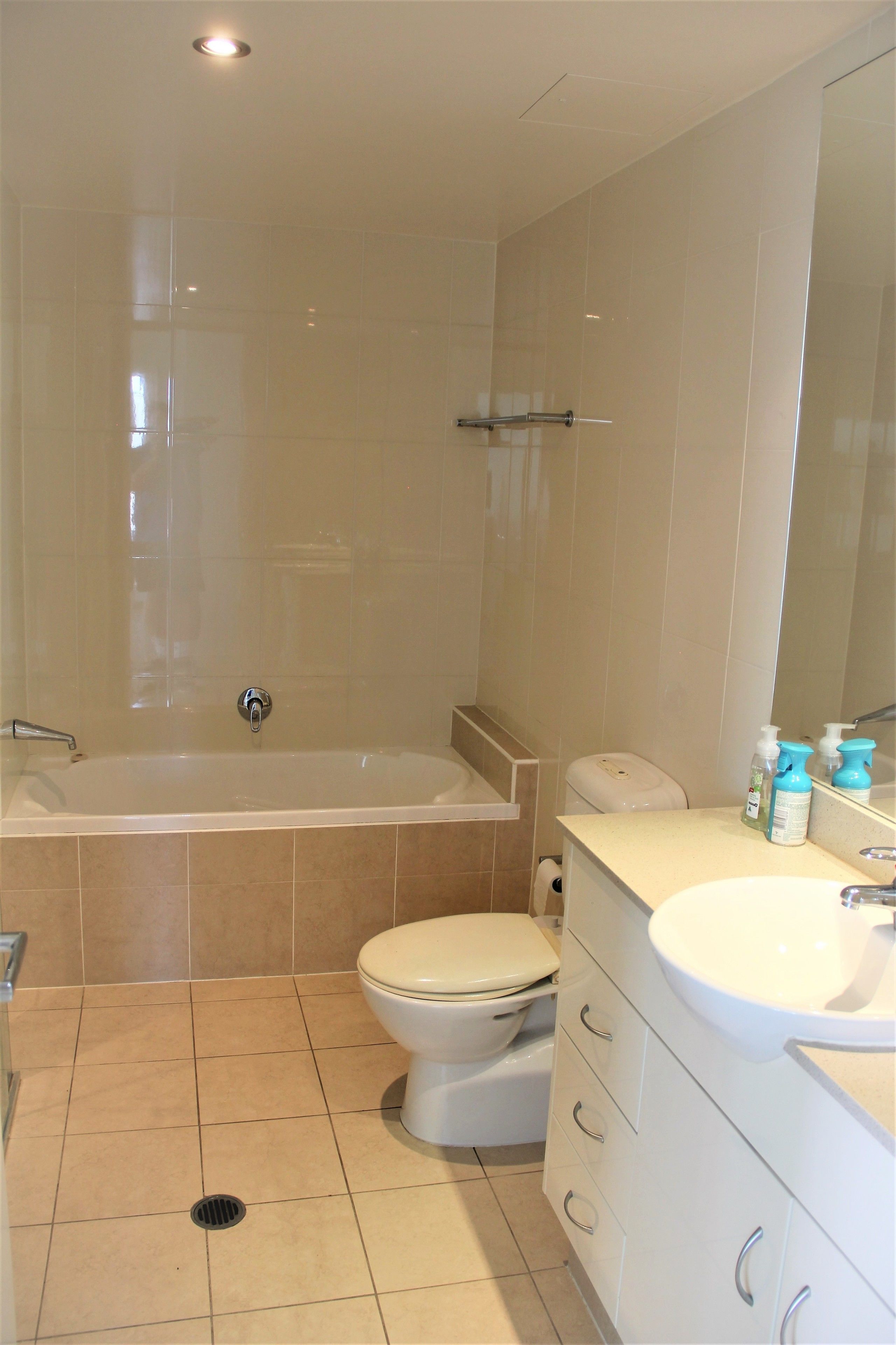 Un baño moderno con bañera, inodoro y tocador.