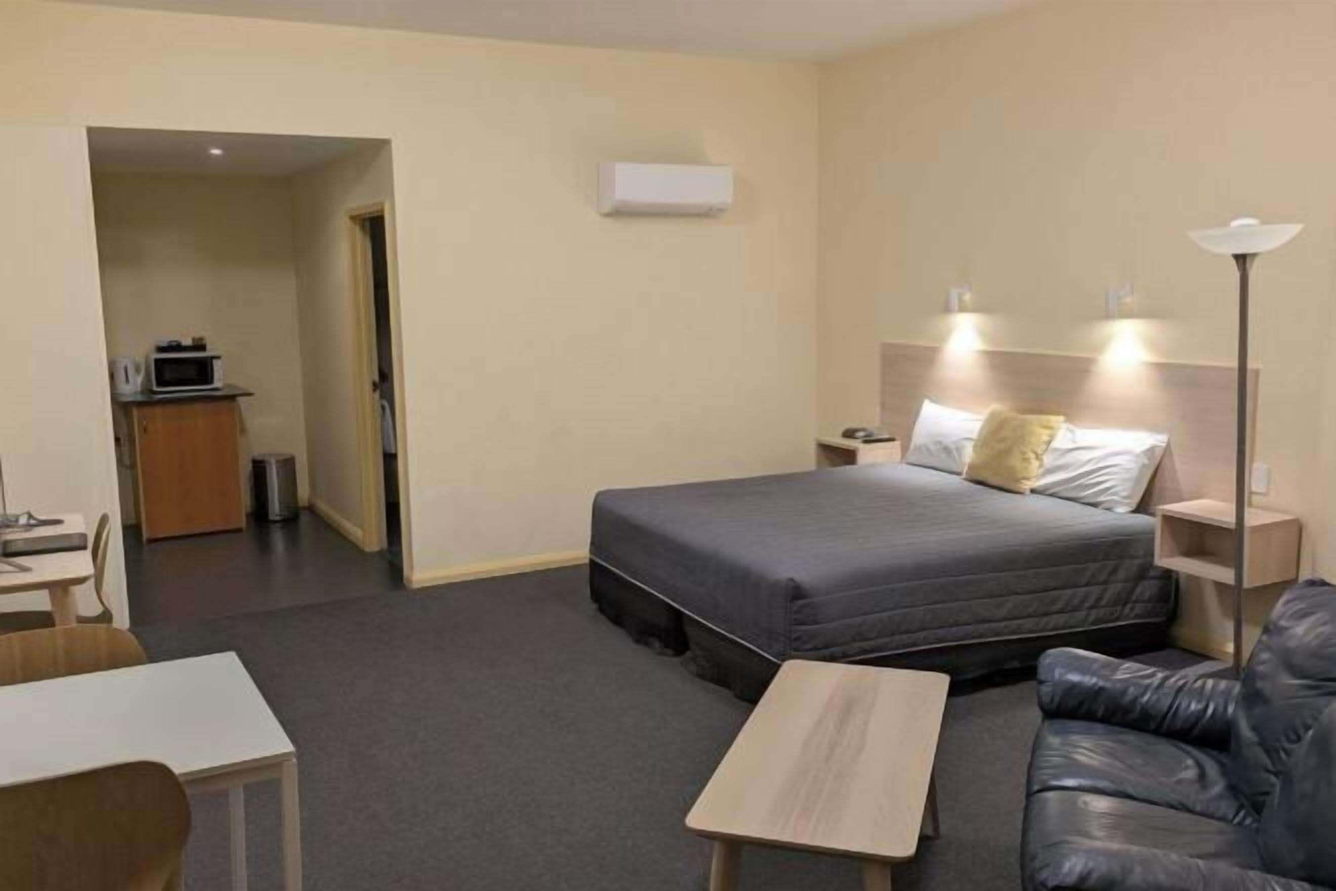 高級寢具、迷你吧、書桌、遮光布/窗簾