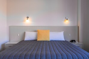 Superior King Room | Premium bedding, minibar, desk, blackout curtains - Mayfair Plaza Motel (Sandy Bay)