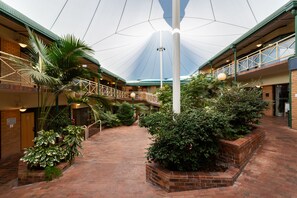 Courtyard - Mayfair Plaza Motel (Sandy Bay)