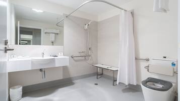 Habitación superior con 2 camas individuales, 2 camas Queen size | Baño | Amenidades de baño gratuitas, secadora de cabello, toallas, jabón