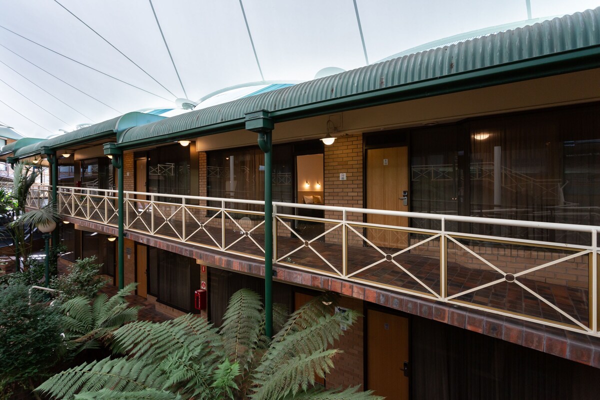 Mayfair Plaza Motel