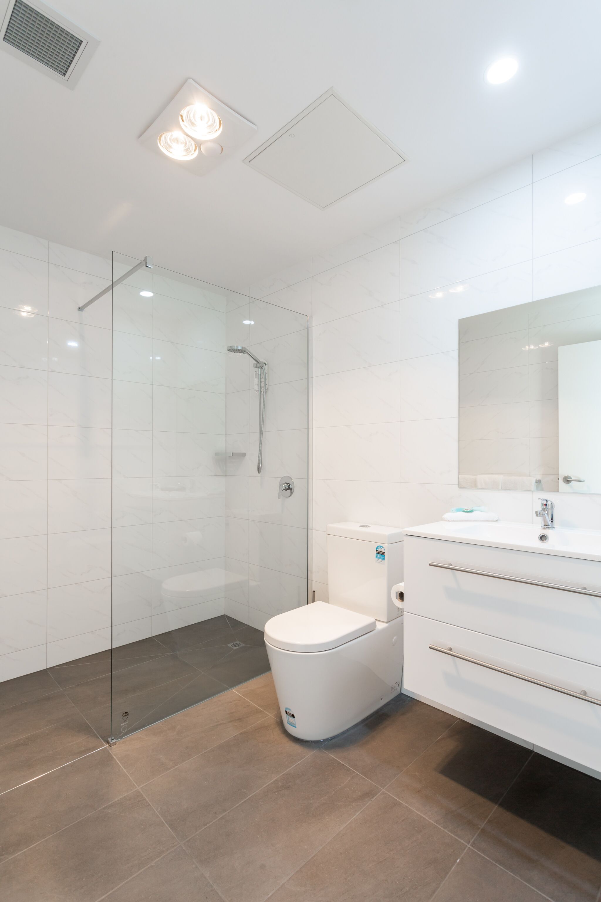Estudio superior | Baño | Artículos de higiene personal gratuitos, secador de pelo y toallas