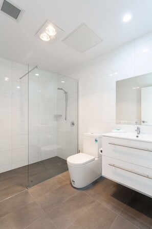Superior Studio | Bathroom | Free toiletries, hair dryer, towels, soap - Mayfair Plaza Motel (Sandy Bay)