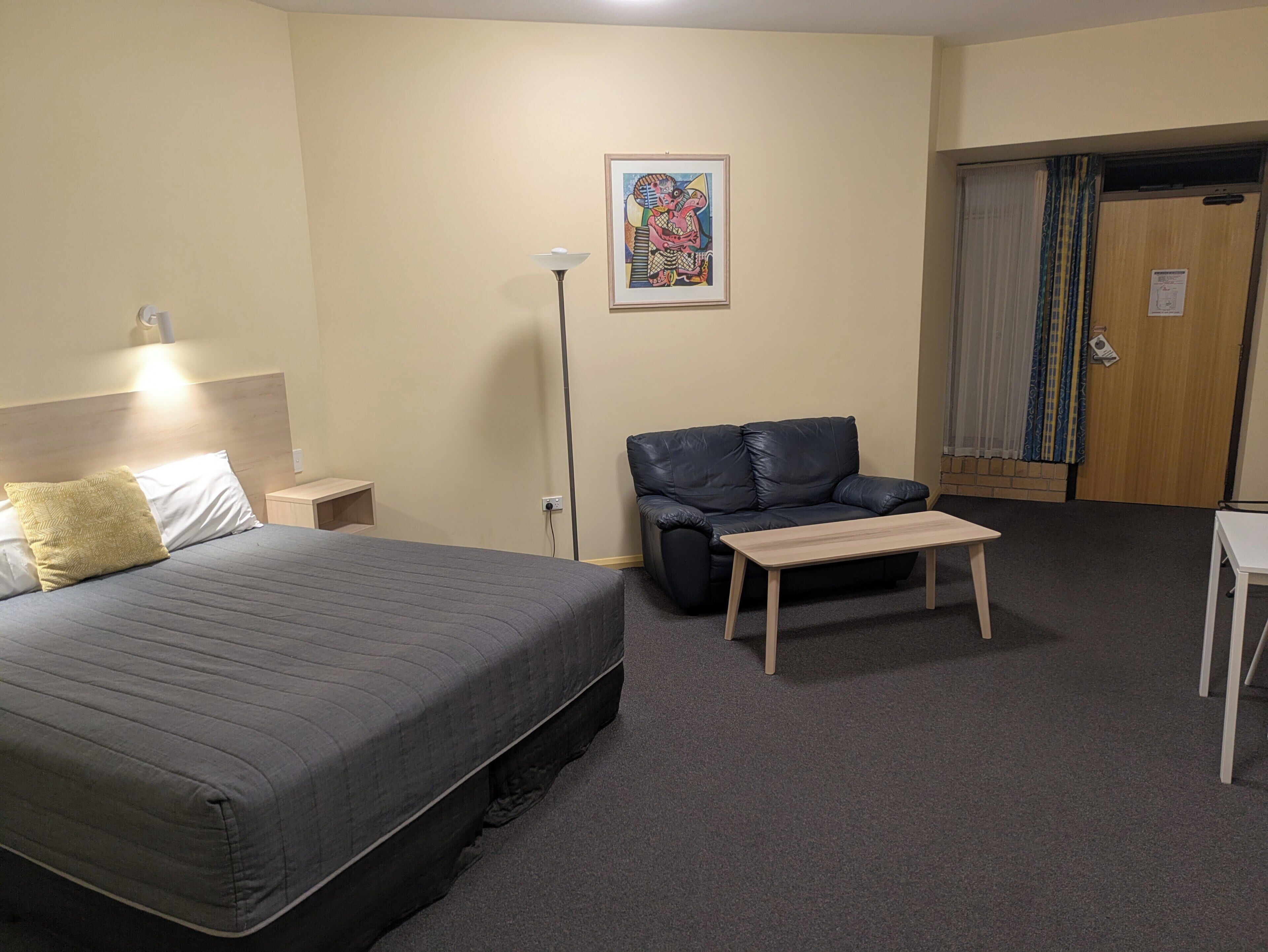 Ropa de cama de alta calidad, minibar, escritorio y cortinas blackout 